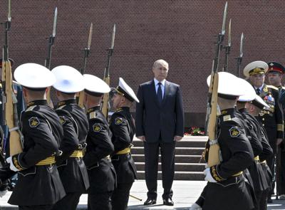 El presidente ruso Vladimir Putin asiste a una ceremonia en memoria de los muertos en la Segunda Guerra Mundial en la Tumba del Soldado Desconocido, Moscú, Rusia, martes 22 de junio de 2021. (Alexei Nikolsky, Sputnik, Kremlin Pool Photo via AP)