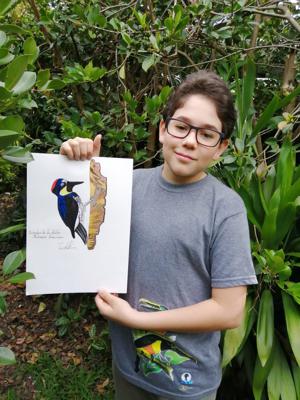 Foto de agosto del 2020 de Jacobo Rendón suministrada por su madre Johana Reyes Herrera, en la que el muchacho de 14 años posa con un dibujo suyo de un picapiedras en el patio de su casa en El Camino de Viboral, en Colombia. (Johana Reyes Herrera vía AP)