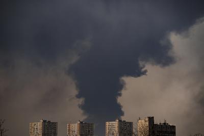 Nubes de humo cubren el cielo luego de un bombardeo ruso en las afueras de Kiev, Ucrania, el viernes 25 de marzo de 2022. (AP Foto/Vadim Ghirda)