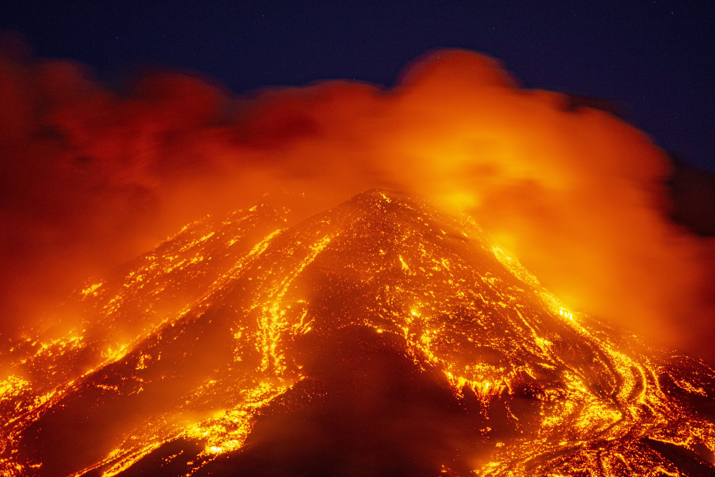 Etna continues its spectacular explosions;  torrential rain in villages