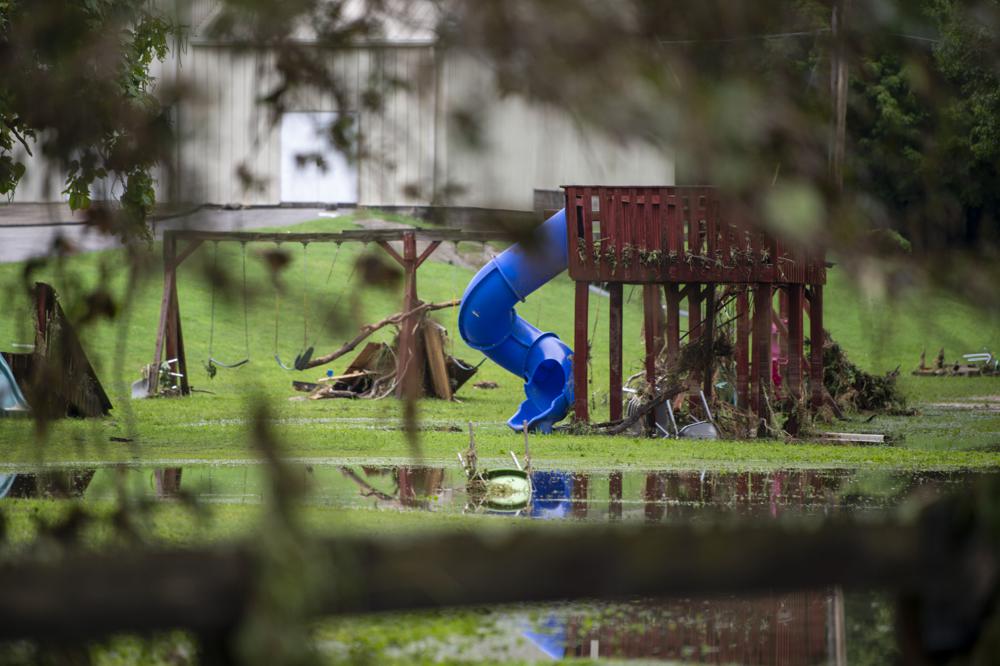 El patio de recreo en Jason Chapel Church está cubierto de escombros luego de fuertes lluvias e inundaciones el sábado 21 de agosto de 2021 en Dickson, Tennessee. Las fuertes inundaciones en varios condados de Middle Tennessee el sábado provocaron rescates acuáticos, cierres de carreteras e interrupciones de las comunicaciones, con varios personas reportadas como desaparecidas.  Las advertencias de inundaciones repentinas estaban vigentes para los condados de Dickson, Houston y Montgomery y Stewart el sábado por la noche.  (Josie Norris / The Tennessean vía AP)