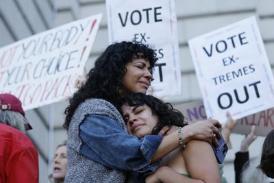 ARCHIVO - Mitzi Rivas, a la izquierda, abraza a su hija Maya Iribarren durante una protesta a favor del derecho al aborto, frente al Ayuntamiento en San Francisco, el viernes 24 de junio de 2022, tras el fallo de la Corte Suprema que anuló la decisión del caso Roe vs Wade relacionada con la interrupción del embarazo. (AP Foto/Josie Lepe, Archivo)