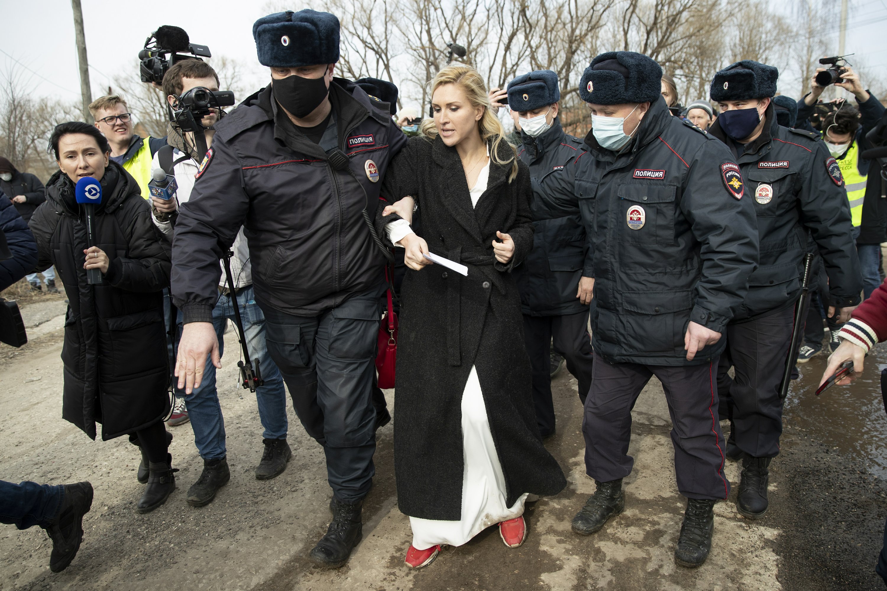 russia-navalny-supporters-denied-prison-visit-and-detained-ap-news