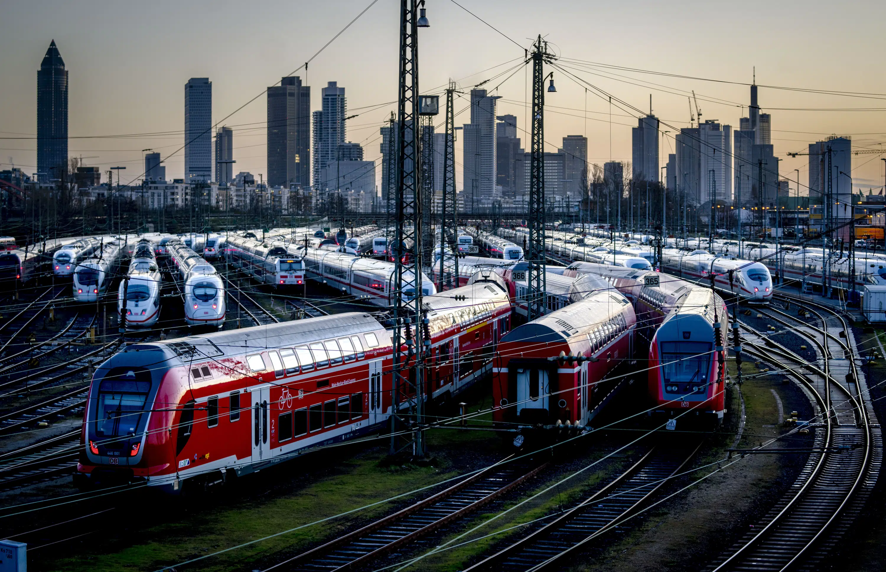 Tarifstreik legt Schienen- und Luftverkehr in Deutschland lahm