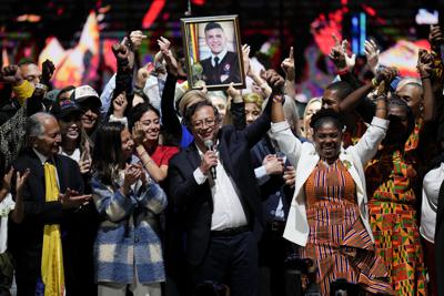 El exrebelde Gustavo Petro y su compañera de fórmula, Francia Márquez, celebran ante simpatizantes tras ganar las elecciones presidenciales el domingo 19 de junio de 2022, en Bogotá, Colombia. (AP Foto/Fernando Vergara)