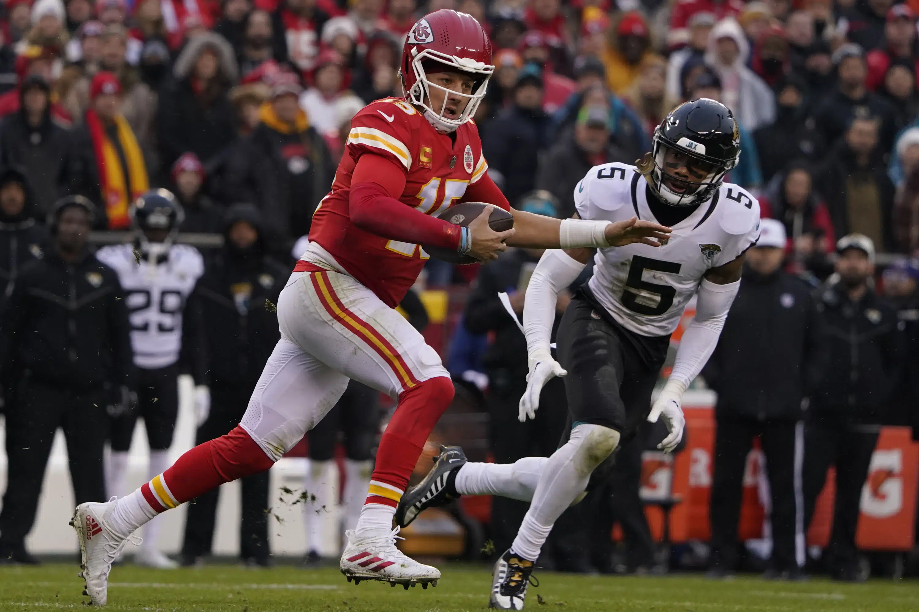 Chiefs, led by hobbled Mahomes, beat Jags 27-20 in playoffs | AP News