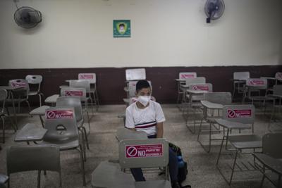 Un estudiante se sienta solo durante una clase presencial en la escuela pública José Azueta en Veracruz, México, el lunes 30 de agosto de 2021, mientras comienza un nuevo año académico durante la pandemia de COVID-19. (AP Foto/Felix Marquez)