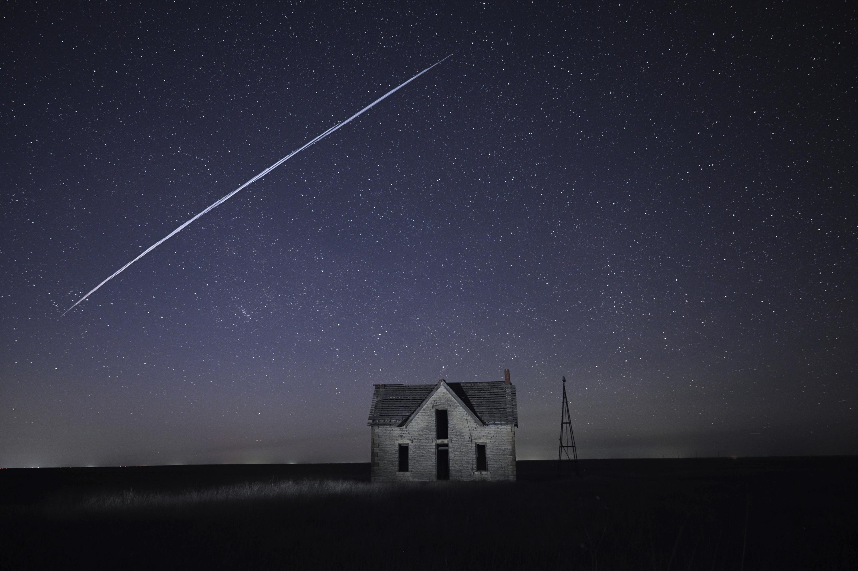 String of satellites baffles residents, bugs astronomers - The Associated Press