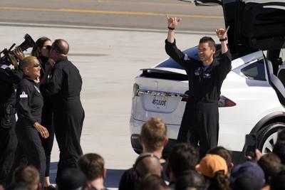 El multimillonario Jared Isaacman (der) en Cabo Cañaveral, Florida, el 15 de septiembre del 2021, antes su misión a bordo de un cohete de SpaceX. (Foto AP/John Raoux)