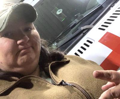 Anja Osmon, una veterana del ejército estadounidense que se fue a Ucrania para ayudar en la lucha contra Rusia, en una foto en mayo de 2022. (Foto AP/Anja Osmon)