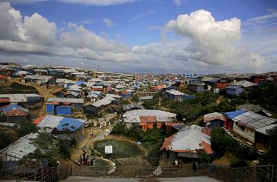 Los refugiados rohingya se bañan en una bomba de agua manual en el campamento de refugiados de Kutupalong, donde han estado viviendo en medio de la incertidumbre sobre su futuro después de que huyeron de Myanmar para escapar de la violencia hace un año, en Bangladesh, el domingo 26 de agosto de 2018. El número de personas obligadas a huir del conflicto, la violencia, las violaciones de derechos humanos y la persecución ha superado el hito de 100 millones por primera vez en la historia, impulsado por la guerra en Ucrania y otros conflictos mortales, dijo la agencia de refugiados de la ONU el lunes 23 de mayo de 2022. (AP Photo/Altaf Qadri, Archivo)