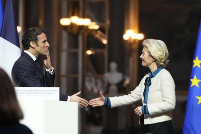 El presidente francés, Emmanuel Macron, sopla un beso a la presidenta de la Comisión Europea, Ursula von der Leyen, después de una conferencia de prensa conjunta después de la cumbre de la UE en el Chateau de Versailles, el viernes 11 de marzo de 2022 en Versalles, al oeste de París. La Unión Europea dice que continuará ejerciendo presión sobre Rusia al idear un nuevo conjunto de sanciones para castigar a Moscú por su invasión de Ucrania mientras intensifica el apoyo militar a Kiev. (AP Foto/Michel Euler)