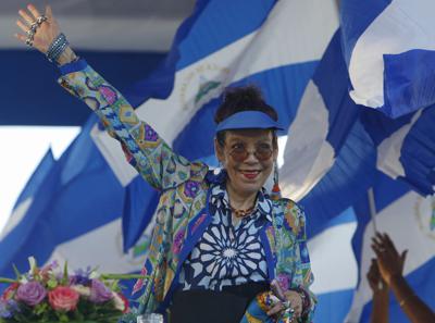 La vicepresidenta de Nicaragua, Rosario Murillo, saluda durante un mitin en Managua, Nicaragua, el 5 de septiembre de 2018. Murillo dijo el viernes 23 de septiembre de 2022 que el gobierno suspendió la señal de televisión CNN en español tras acusar a la cadena de "interferir" y violar supuestamente la "soberanía nacional" del país centroamericano. (Foto AP/Alfredo Zúñiga, Archivo)