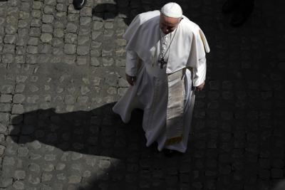 El papa Francisco camina durante su audiencia semanal por el patio de San Damaso, en el Vaticano, el 9 de junio de 2021. (AP Foto/Alessandra Tarantino)