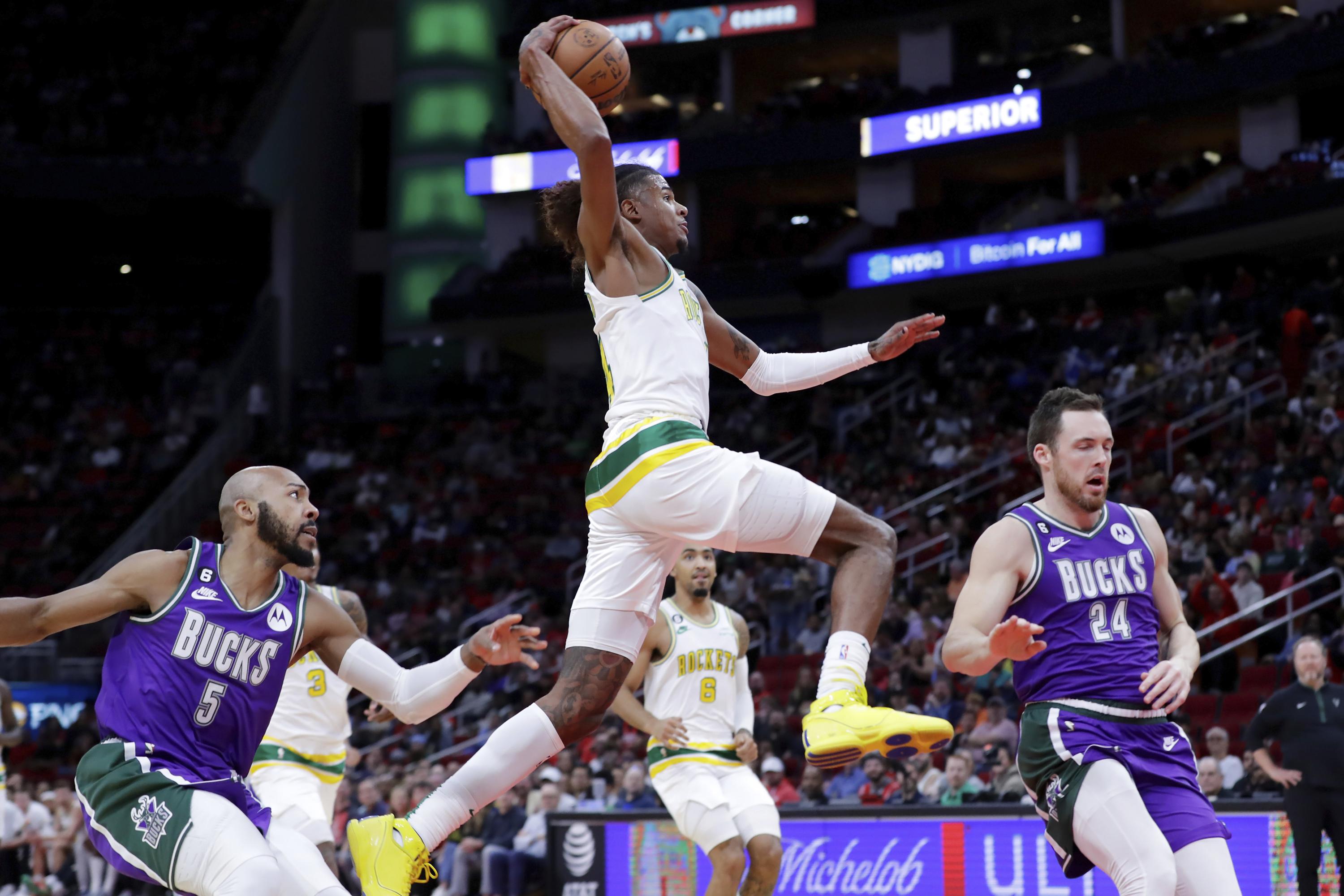 Rockets sorprenden a los Bucks y ligan 4 victorias en casa | AP News