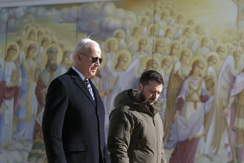 Президент США Джо Байден (слева) прогуливается с президентом Украины Владимиром Зеленским в Златоверхом соборе Святого Михаила во время необъявленного визита в Киеве, Украина, понедельник, 20 февраля 2023 г. (AP Photo/Evan Vucci)