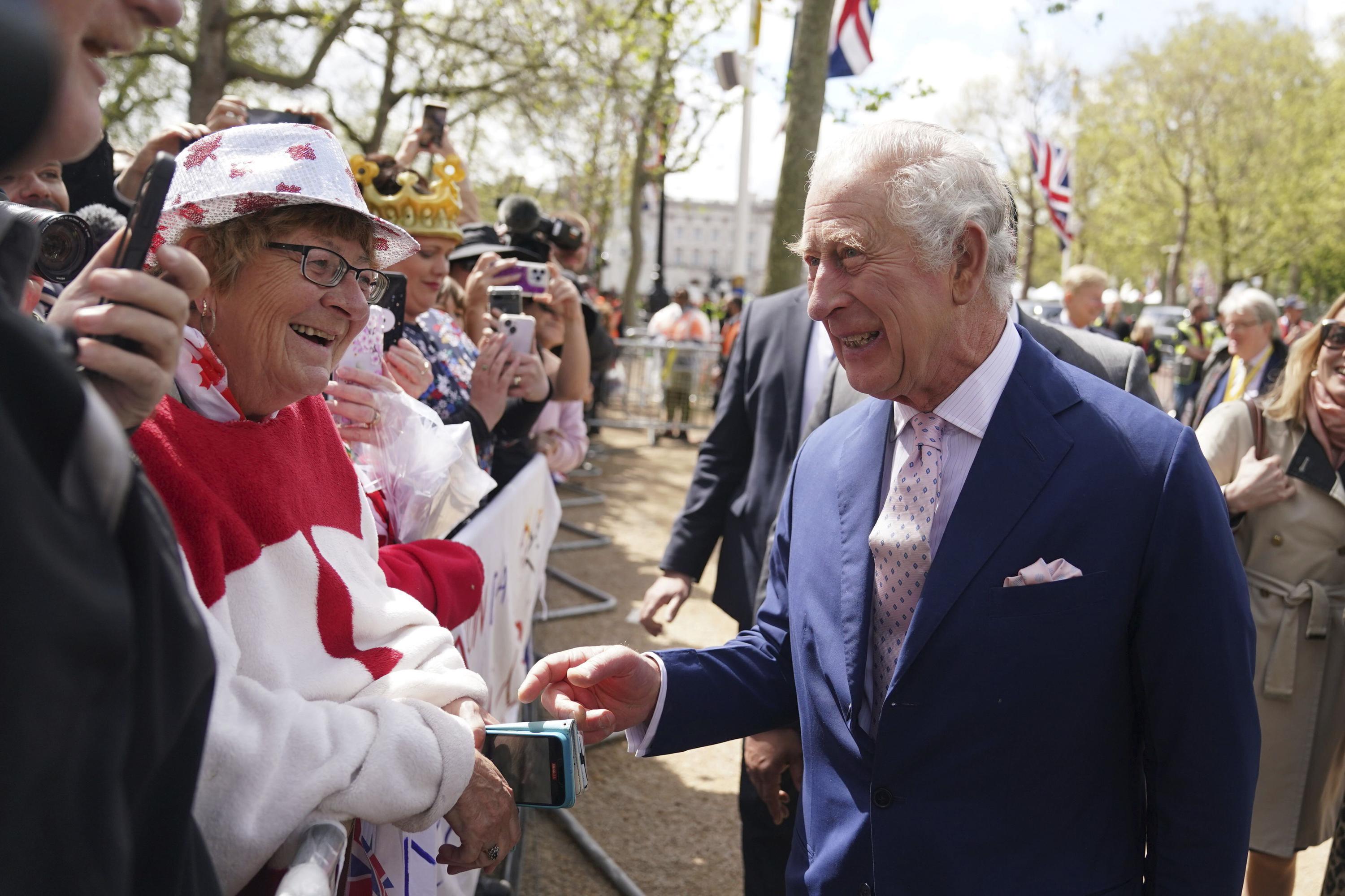 Coronation: Crowds roar for the King and Queen as they appear on Buckingham  Palace balcony