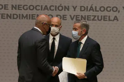 ARCHIVO - El presidente de la Asamblea Nacional de Venezuela, Jorge Rodríguez, a la izquierda, estrecha manos con el delegado de la oposición venezolana Gerardo Blyde Pérez en Ciudad de México, el 13 de agosto de 2021. El gobierno colombiano anunció el lunes 3 de abril de 2023 que convocará un encuentro entre el gobierno de Venezuela y sectores de oposición para propiciar que se reactiven los diálogos. (AP Foto/Marco Ugarte, Archivo)