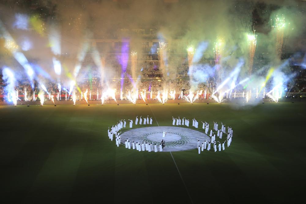 Un espectáculo inaugura el estadio Al Thumama de Doha, Qatar, el viernes 22 de octubre de 2021 (AP Foto/Hussein Sayed)