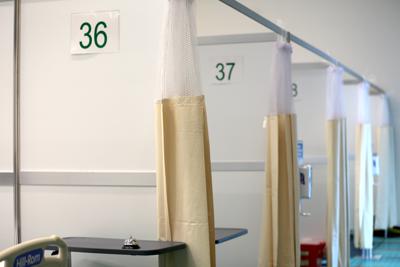 Esta fotografía sin fecha proporcionada por el Memorial Healthcare System muestra una sala de conferencias que fue acondicionada para atender a pacientes con COVID-19 en el Memorial Hospital de Miramar, Florida. (Memorial Healthcare System vía AP)