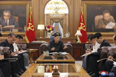 En esta imagen, distribuida por el gobierno de Corea del Norte, el líder del país, Kim Jong Un (centro), durante una reunión con altos cargos del partido gobernante, en Pyongyang, el 7 de junio de 2021. (Agencia Central de Noticias de Corea/Korea News Service vía AP)