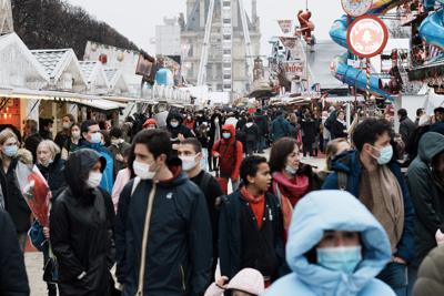 Personas con cubrebocas para frenar la propagación del COVID-19 mientras caminan en un parque de atracciones en París, Francia, el miércoles 29 de diciembre de 2021. (Foto AP/Thibault Camus)