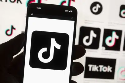 ARCHIVO - Logo de TikTok en un teléfono celular, 14 de octubre de 2022 en Boston. El gobierno chino dijo el jueves 13 de marzo de 2023 que se opondría si Estados Unidos planeara obligar al propietario chino de TikTok a vender el servicio de videos breves por significar un peligro para la seguridad, y advirtió que semejante medida afectaría la confianza de los inversores en Estados Unidos. (AP Foto/Michael Dwyer, File)