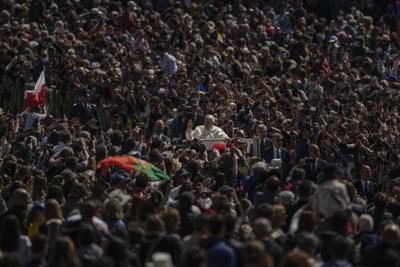 El papa Francisco avanza en su papamóvil a través de una multitud de fieles al final de la misa del Domingo de Resurrección que ofició el domingo 17 de abril de 2022 en la Plaza de San Pedro en el Vaticano. (AP Foto/Alessandra Tarantino)