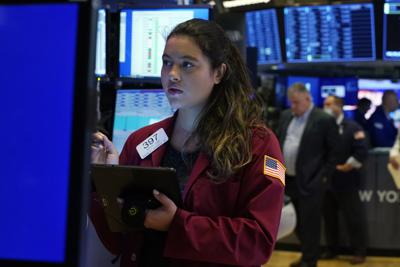 La operadora trabajando en el piso de remates de la Bolsa de Nueva York, el 5 de agosto de 2021. (AP Foto/Richard Drew)

Trader Ashley Lara works on the floor of the New York Stock Exchange, Thursday, Aug. 5, 2021. Stocks rose in morning trading on Wall Street Thursday as investors reviewed encouraging jobs market data and a strong batch of corporate earnings reports. (AP Photo/Richard Drew)