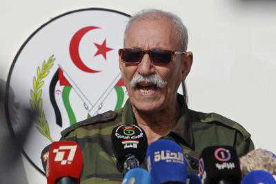 ARCHIVO - En esta imagen de archivo del 27 de febrero de 2021, Brahim Ghali, líder del Frente Polisario, ofrece un discurso en un campo de refugiados cerca de Tinduf, en el sur de Argelia. El líder del movimiento independentista del Sáhara Occidental, que está en el centro de una disputa diplomática entre España y Marruecos, comparecerá el 1 de junio ante un juez instructor en España. (AP Foto/Fateh Guidoum, Archivo)