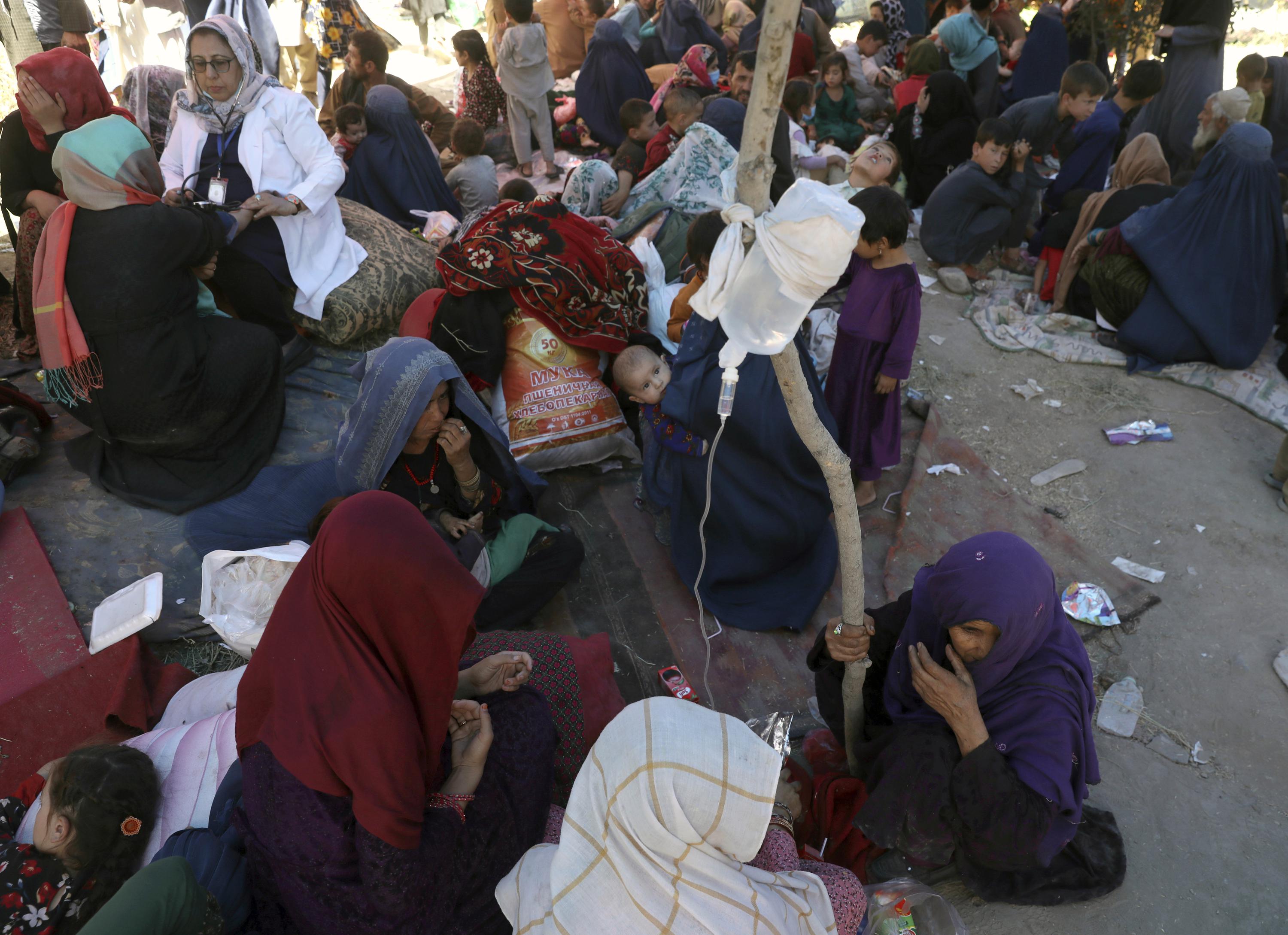 Fleeing Fighting In North Afghans Crowd Into Kabul S Parks