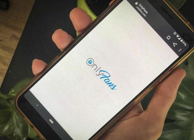 Esta fotografía muestra la página de OnlyFans en un teléfono, el jueves 19 de agosto de 2021. El sitio, en el que los usuarios pagan a los creadores por sus fotografías y videos, anunció que tiene previsto prohibir los contenidos “sexualmente explícitos”. (AP Foto/Tali Arbel)