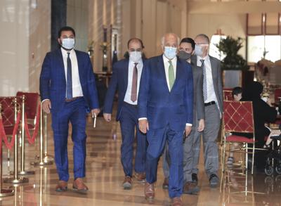 El enviado de Estados Unidos para Afganistán, Zalmay Khalilzad, arriba a conversaciones en Doha, Qatar, martes 10 de agosto de 2021. El Departamento de Estado estadounidense dijo en un comunicado el martes que Khalilzad se encontraba en Doha para "ayudar a formular una respuesta internacional al rápido deterioro de la situación en Afganistán". (AP Foto/Hussein Sayed)