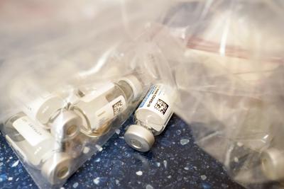 ARCHIVO - La foto de archivo del 31 de marzo de 2021 muestra frascos vacíos de la vacuna contra el COVID-19 de Johnson & Johnson en un sitio de vacunación en Uniondale, Nueva York. (AP Foto/Mary Altaffer)