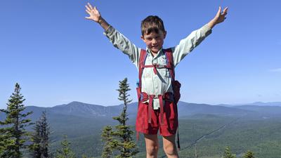 Harvey Sutton, de 5 años, al llegar a Bigelow Preserve, Maine, tras recorrer el Appalachian Trail con sus padres, el 23 de julio de 2021. (Joshua Sutton via AP)