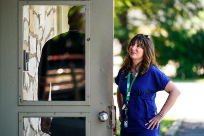 Amanda Kifferly, vicepresidenta de la unidad de acceso al aborto de The Women's Centers, habla con un guardia en una clínica de Cherry Hill (Nueva Jersey) el 15 de junio del 2022. (AP Photo/Matt Rourke)