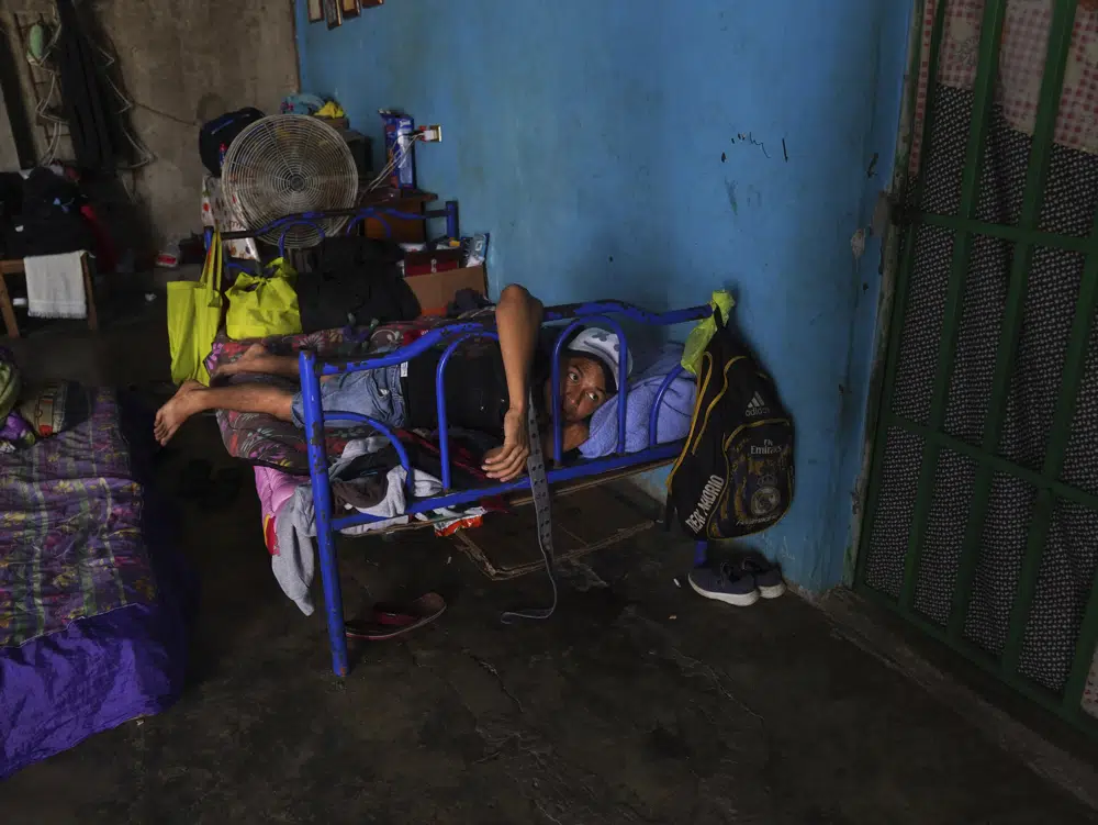 Un migrante descansa dentro de la casa cuyo dueño ha habilitado habitaciones para los extranjeros mientras esperan sus trámites en Tapachula, estado de Chiapas, México, el lunes 3 de octubre de 2022. Un taxista local es quien alquila el espacio por 100 pesos la noche, unos 5 dólares. (AP Foto/Marco Ugarte)