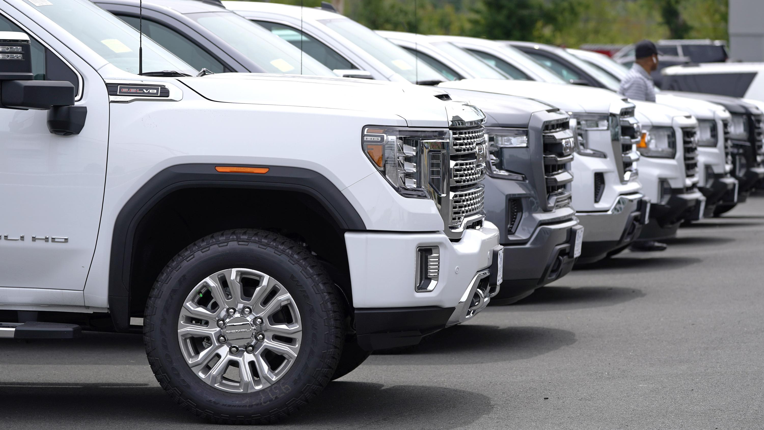 U.S. auto sales fall in Q1 as chip shortage slows factories | AP News