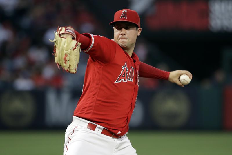 La familia del exlanzador de los Angelinos de Los Ángeles, Tyler Skaggs, presentó demandas el martes en Texas y California en las que acusan al equipo y dos exempleados de negligencia en la muerte del serpentinero por consumo de drogas ocurrida hace dos años.