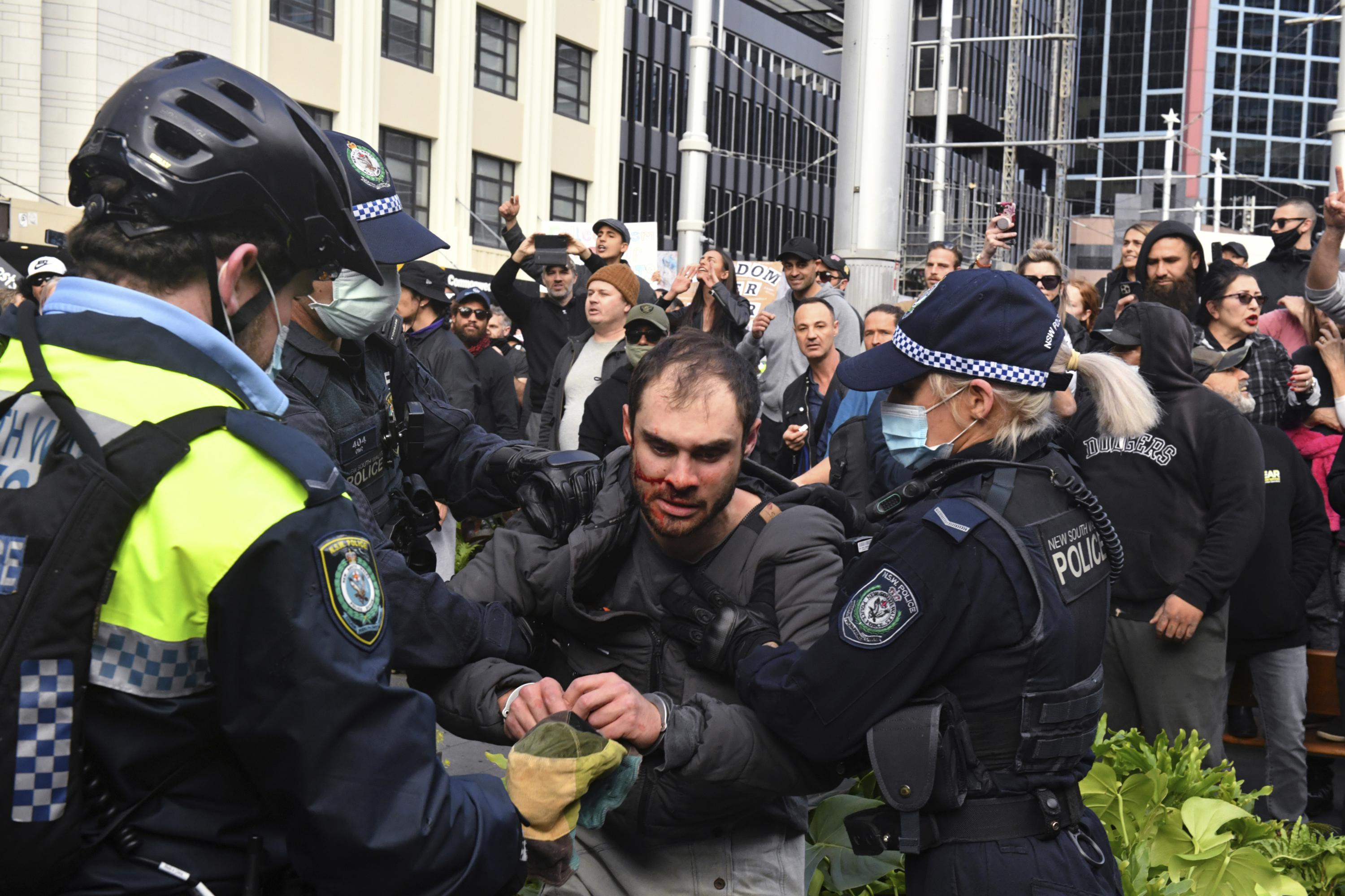 Tūkstančiai žmonių protestavo už uždarymą Sidnėjuje, daugelis buvo areštuoti