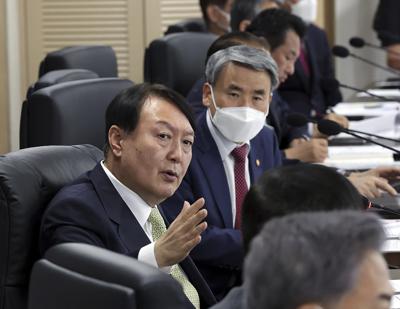 En esta foto proporcionada por la Oficina Presidencial de Corea del Sur a través de la Agencia de Noticias Yonhap, el presidente de Corea del Sur, Yoon Suk Yeol, habla durante la reunión del Consejo de Seguridad Nacional (NSC) en la oficina presidencial en Seúl, Corea del Sur, el miércoles 25 de mayo de 2022. Corea del Norte lanzó al mar un presunto misil balístico intercontinental y dos armas de corto alcance el miércoles, dijo Corea del Sur, horas después de que el presidente Joe Biden terminara un viaje a Asia donde reafirmó el compromiso de Estados Unidos de defender a sus aliados frente a la amenaza nuclear del Norte. (Oficina Presidencial de Corea del Sur / Yonhap vía AP)