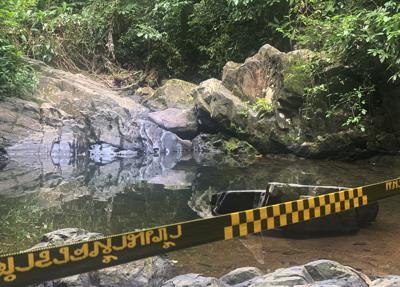 Zona acordonada por la policía tras el hallazgo de una mujer muerta en la isla de Phuket, Tailandia, el 6 de agosto de 2021. Las autoridades dijeron que se trata de una turista sueca de 57 años (Foto AP)