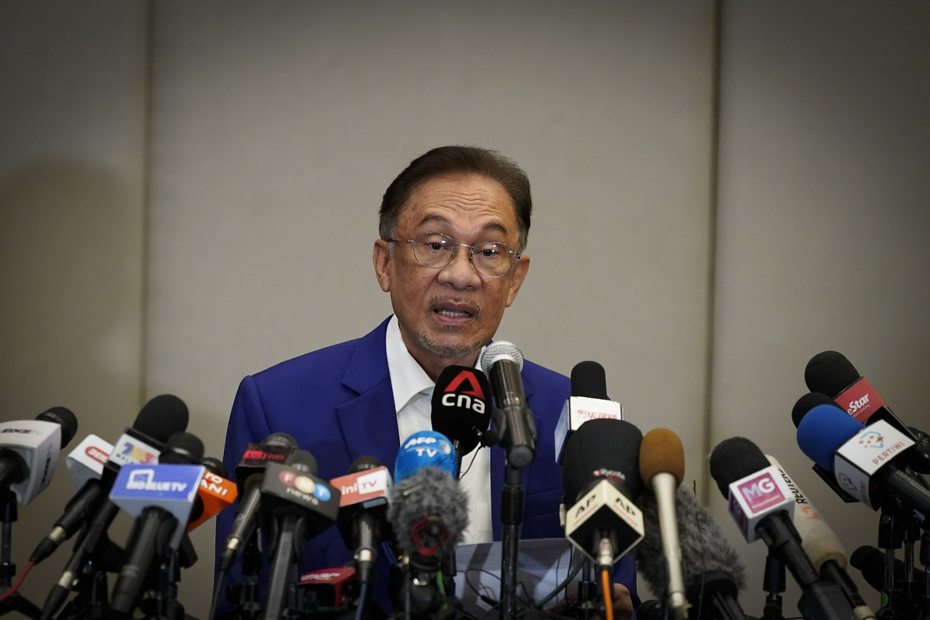 malaysias-anwar-meets-king-in-bid-to-form-new-government