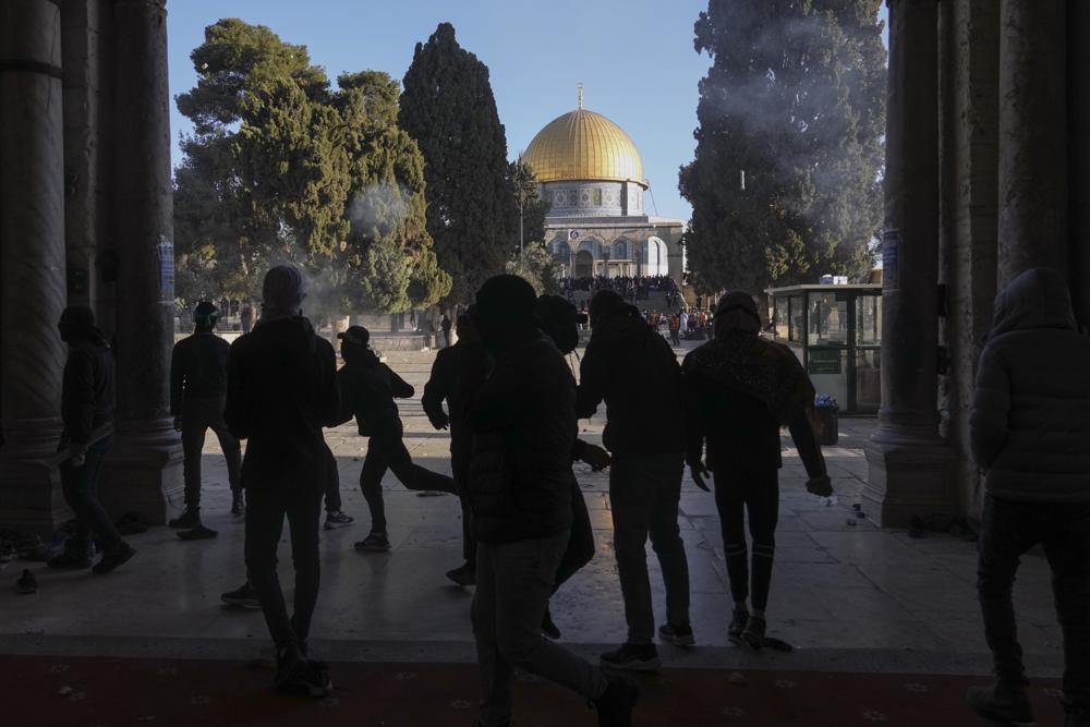 Palestinos chocan con las fuerzas de seguridad israelíes en el complejo de la mezquita de Al Aqsa en la Ciudad Vieja de Jerusalén el viernes 15 de abril de 2022. (AP Photo/Mahmoud Illean)