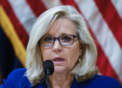 ARCHIVO - En esta foto de archivo del 27 de julio de 2021, la legisladora republicana Liz Cheney asiste a una audiencia de la comisión que investiga el asalto al Capitolio el 6 de enero. Los demócratas han elegido a Cheney vicepresidenta de la comisión, se informó el jueves 2 de septiembre. (Jim Bourg/Pool via AP)