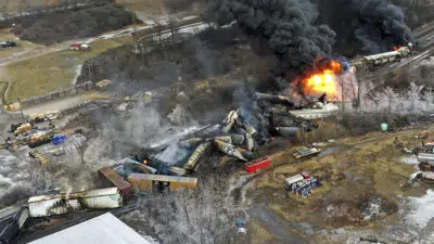 En esta fotografía captada por un dron se ven porciones de un tren de carga del operador ferroviario Norfolk Southern que se descarriló el viernes 3 de febrero de 2023, y que seguía ardiendo al día siguiente, en East Palestine, Ohio. (AP Foto/Gene J. Puskar)