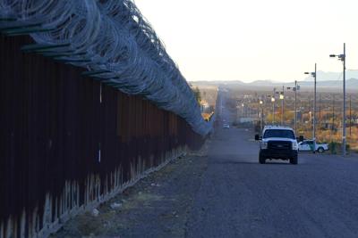 Un vehículo de la Patrulla Fronteriza de EEUU conduce a lo largo del muro fronterizo con México, el 15 de diciembre de 2020, en Douglas, Arizona. (Foto AP/Ross D. Franklin, Archivo)