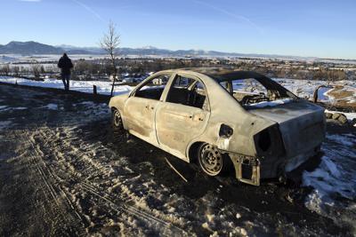 Los restos de un auto consumido por las llamas están abandonados cerca de la comunidad de Superior, Colorado, el domingo 2 de enero de 2022. (AP Foto/Thomas Peipert)