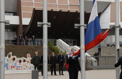 Los empleados del Consejo de Europa retiran la bandera rusa del edificio del Consejo de Europa, el miércoles 16 de marzo de 2022 en Estrasburgo. El Consejo de Europa expulsó a Rusia del principal organismo de derechos humanos del continente en un movimiento sin precedentes por su invasión y guerra en Ucrania. El comité de ministros de la organización de 47 naciones dijo en un comunicado que "la Federación Rusa deja de ser miembro del Consejo de Europa a partir de hoy, después de 26 años de membresía". (AP Foto/Jean-Francois Badias)