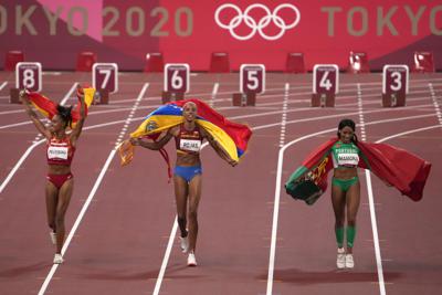 La venezolana Yulimar Rojas (oro), la portuguesa Patricia Mamona (plata) y la española Ana Peleteiro (bronce) celebran al final del saltro triple femenino en los Juegos Olímpicos de Tokio, el domingo 1 de agosto de 2021. (AP Foto/Charlie Riedel)